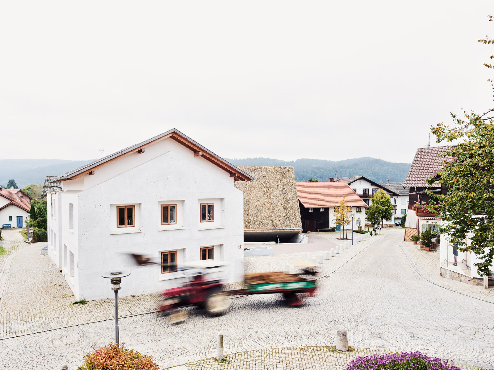 Blick Richtung Dorfplatz mit Traktor im Vordergrund