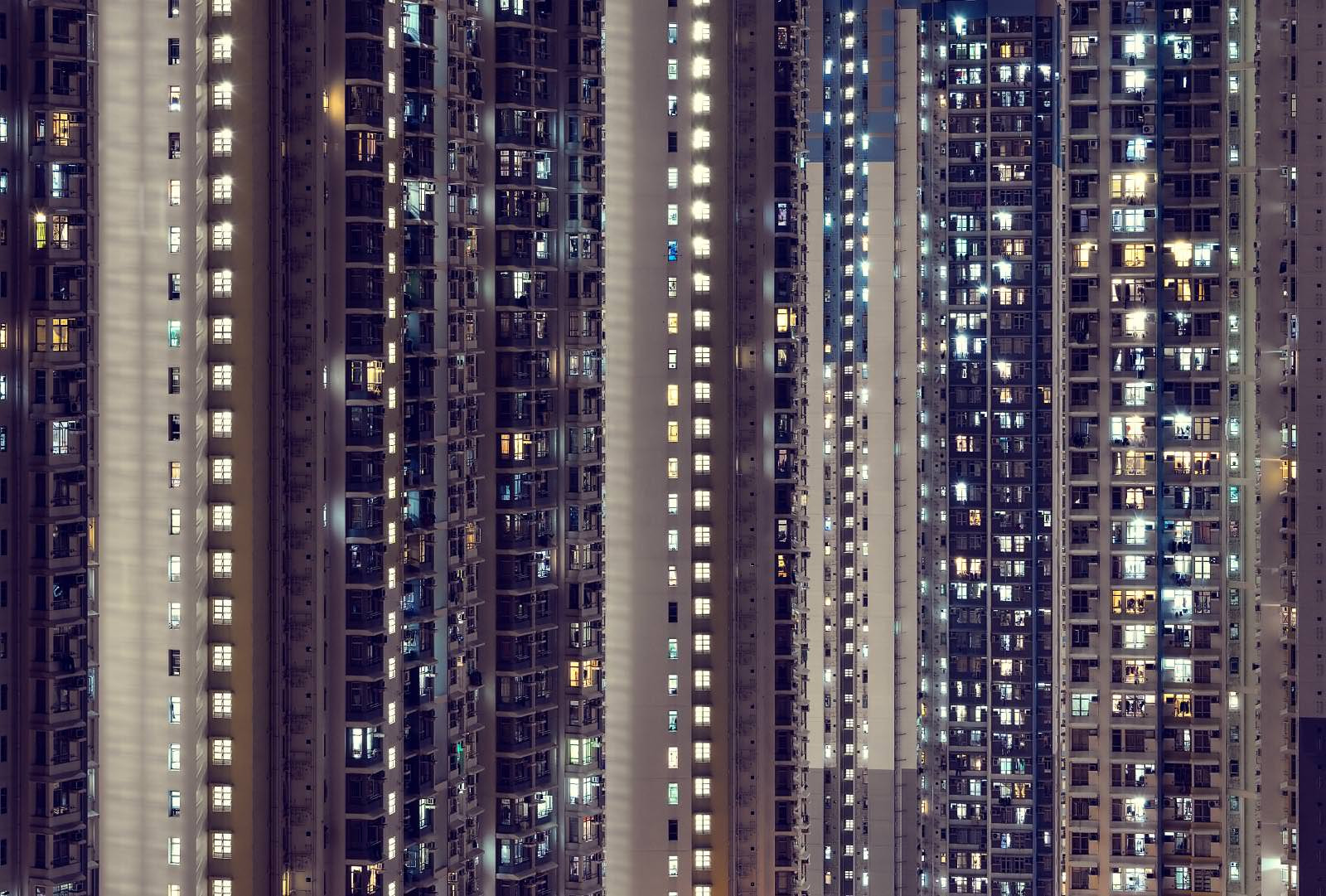 Nachtaufnahme aus Hong Kong mit vielen leuchten Fenstern