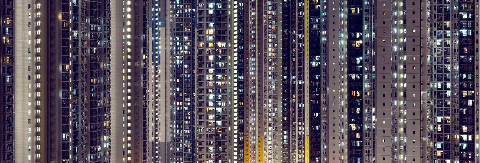 Fassadenlandschaft in Kowloon bei Hong Kong nachts