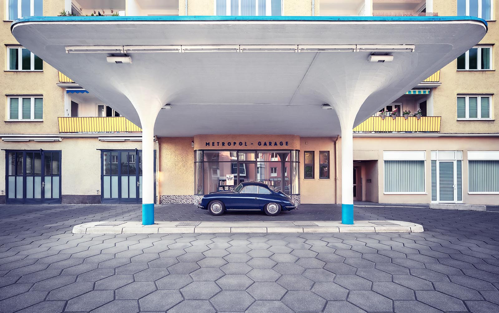 Retro Porsche vor alter Tankstelle in München