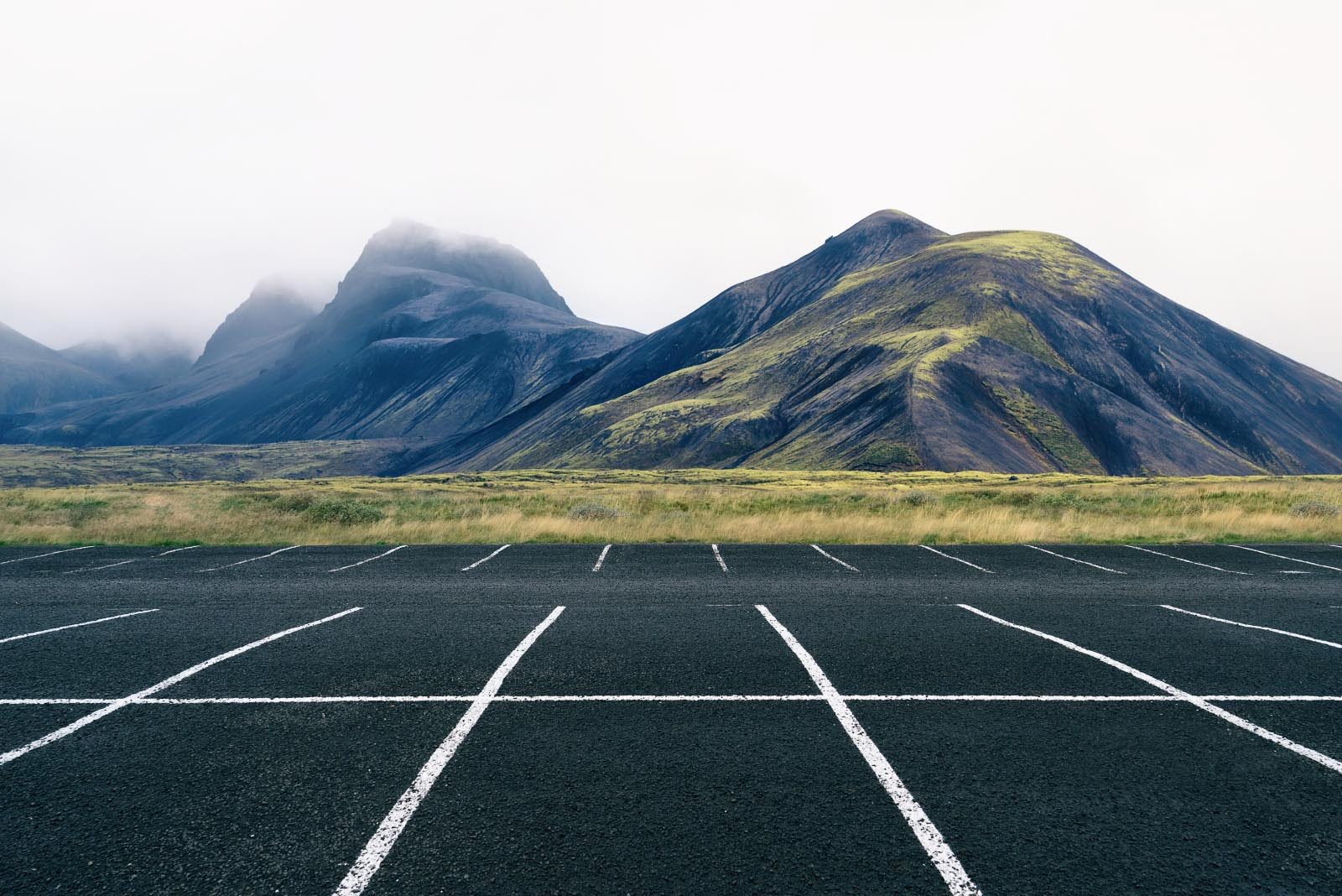 Ein Leerer Parkplatz vor einem Berg in der Mitte von Island