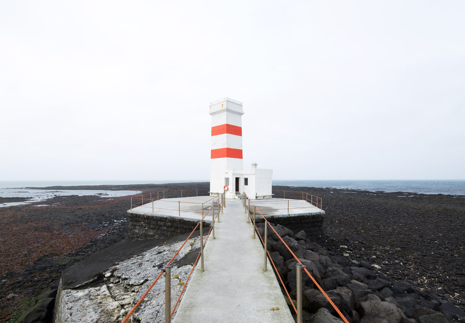 Einer der vielen Leuchttürme auf Island