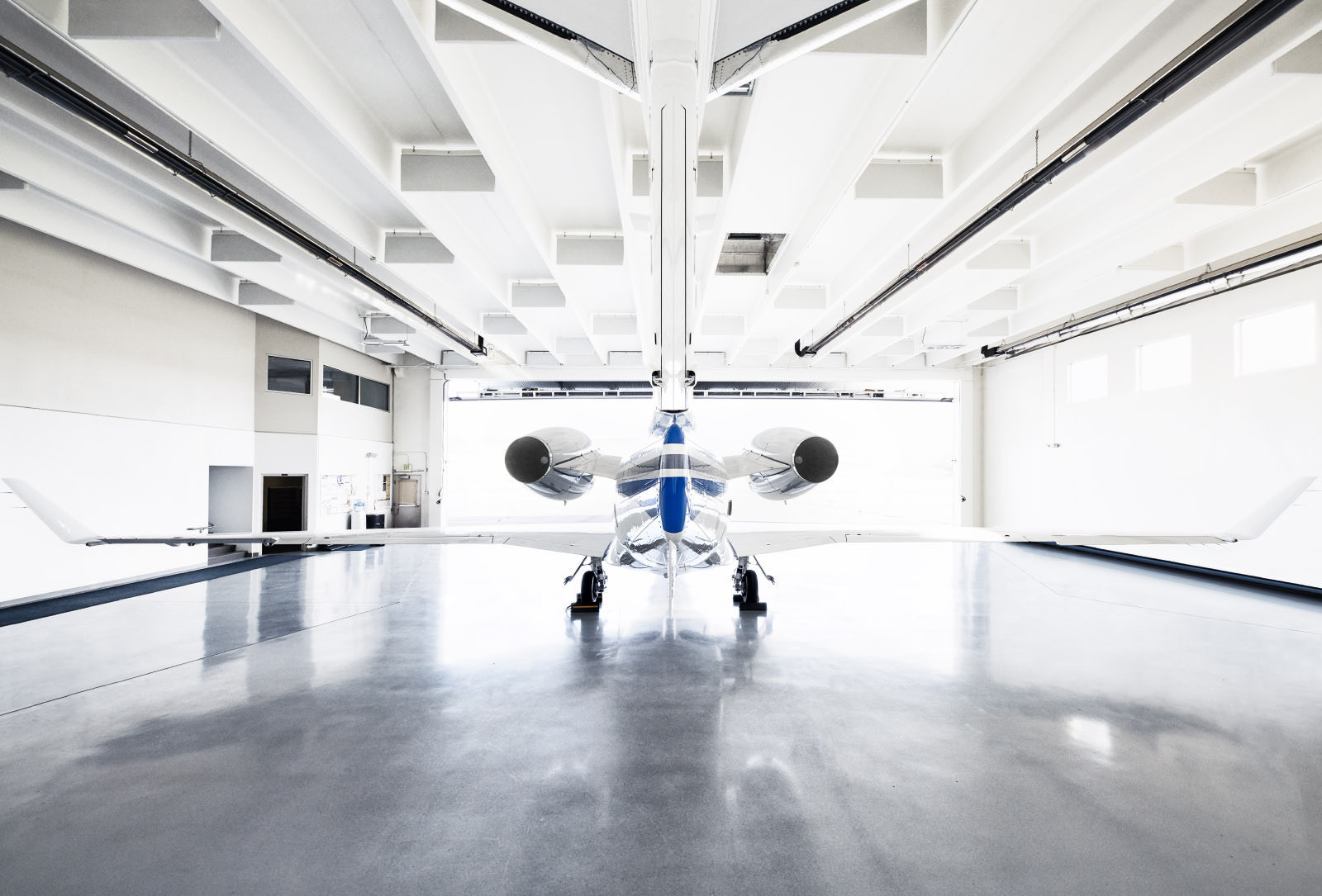 Das Flugzeug im Hangar von Hinten fotografiert