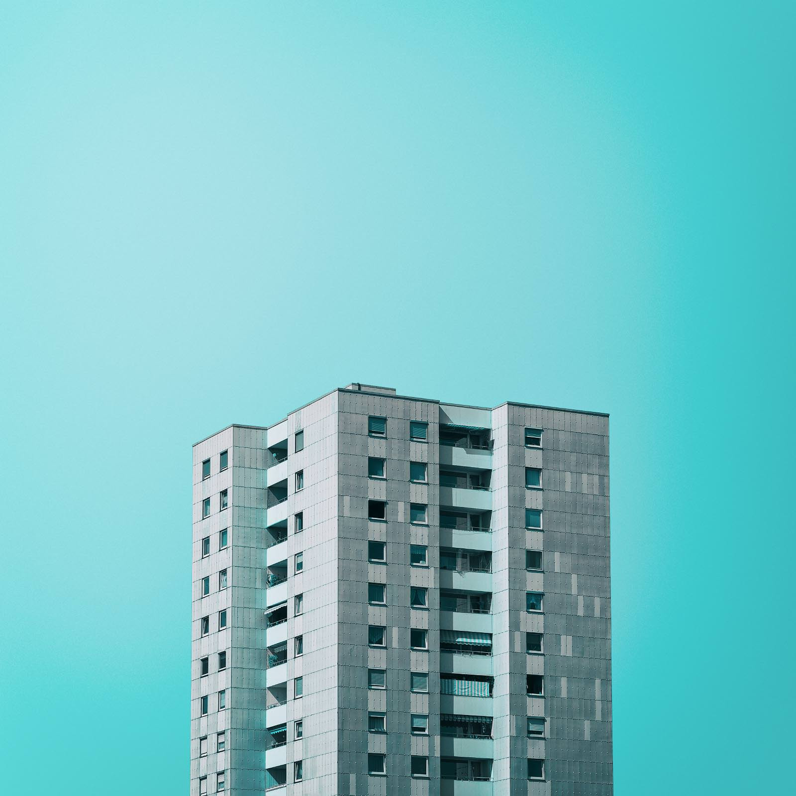 Wohnhaus in München vor blauem Hintergrund