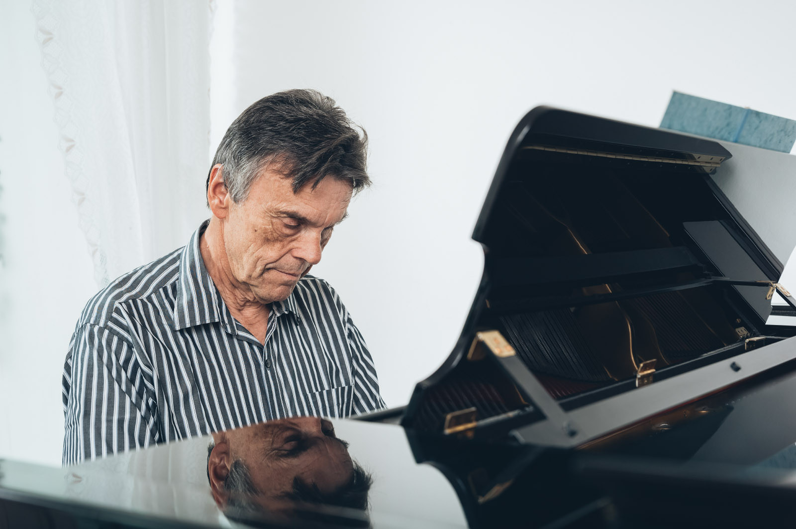 Der Organist der Kirche an seinem Klavier