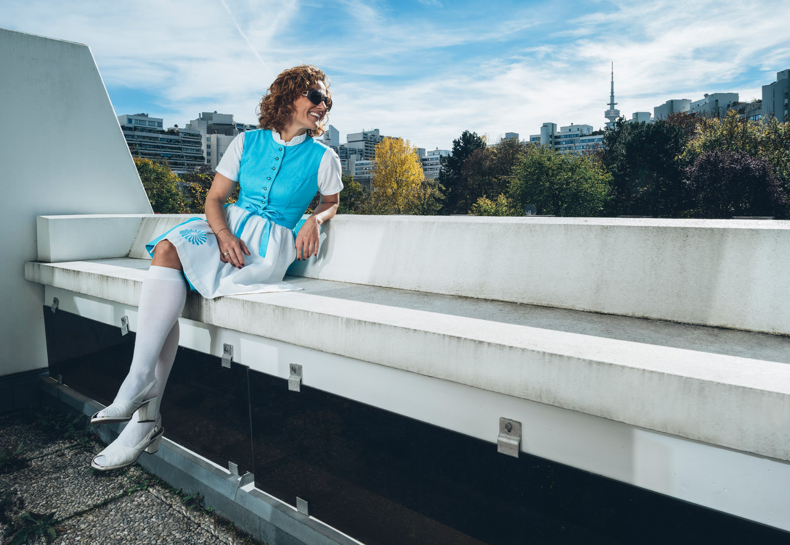 Eine Einwohnerin in original Olympia 1972 Dress auf ihrem Balkon