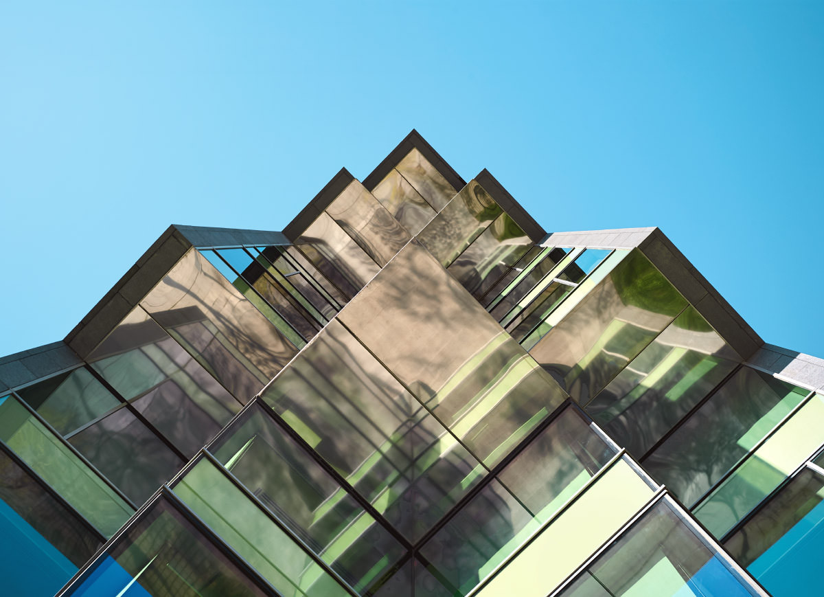 Verspiegelte Hausfassade mit viel blauem Himmel