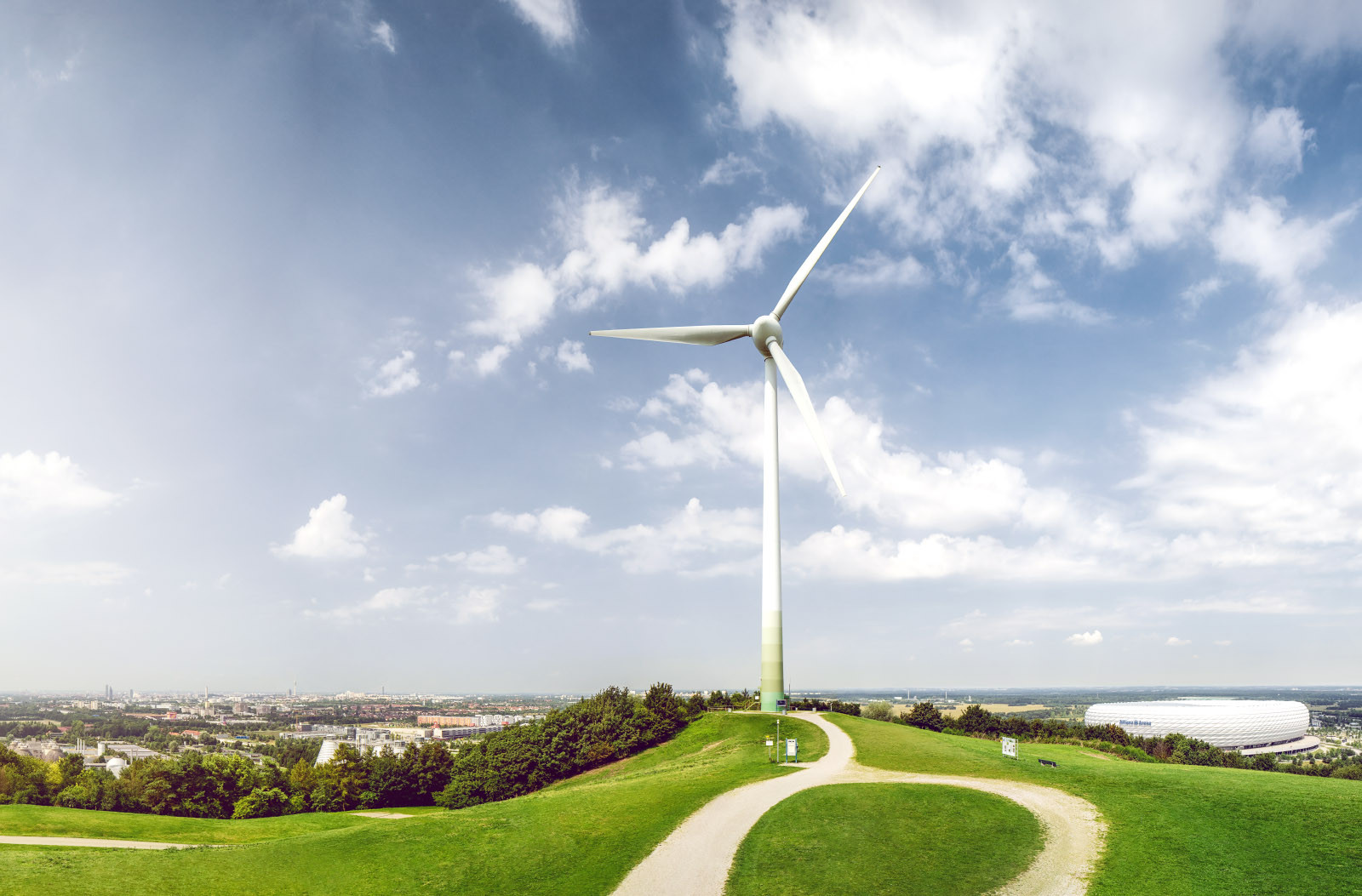 Windrad nah der Allianzarena in München Freimann