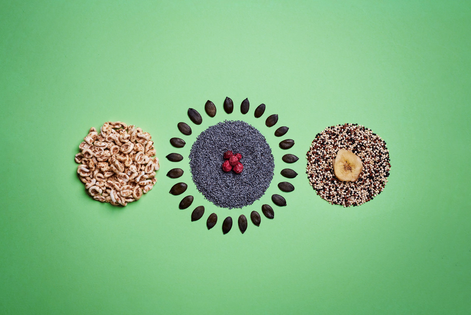Runde formen aus, Quinoa, Flakes und Flocken, fotografiert auf grünem Untergrund