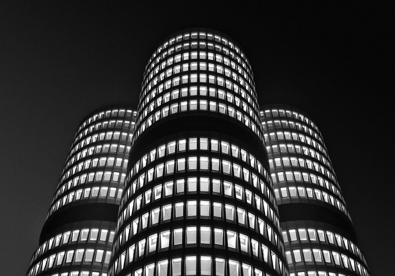 Die BMW-Verwaltung bei Nacht
