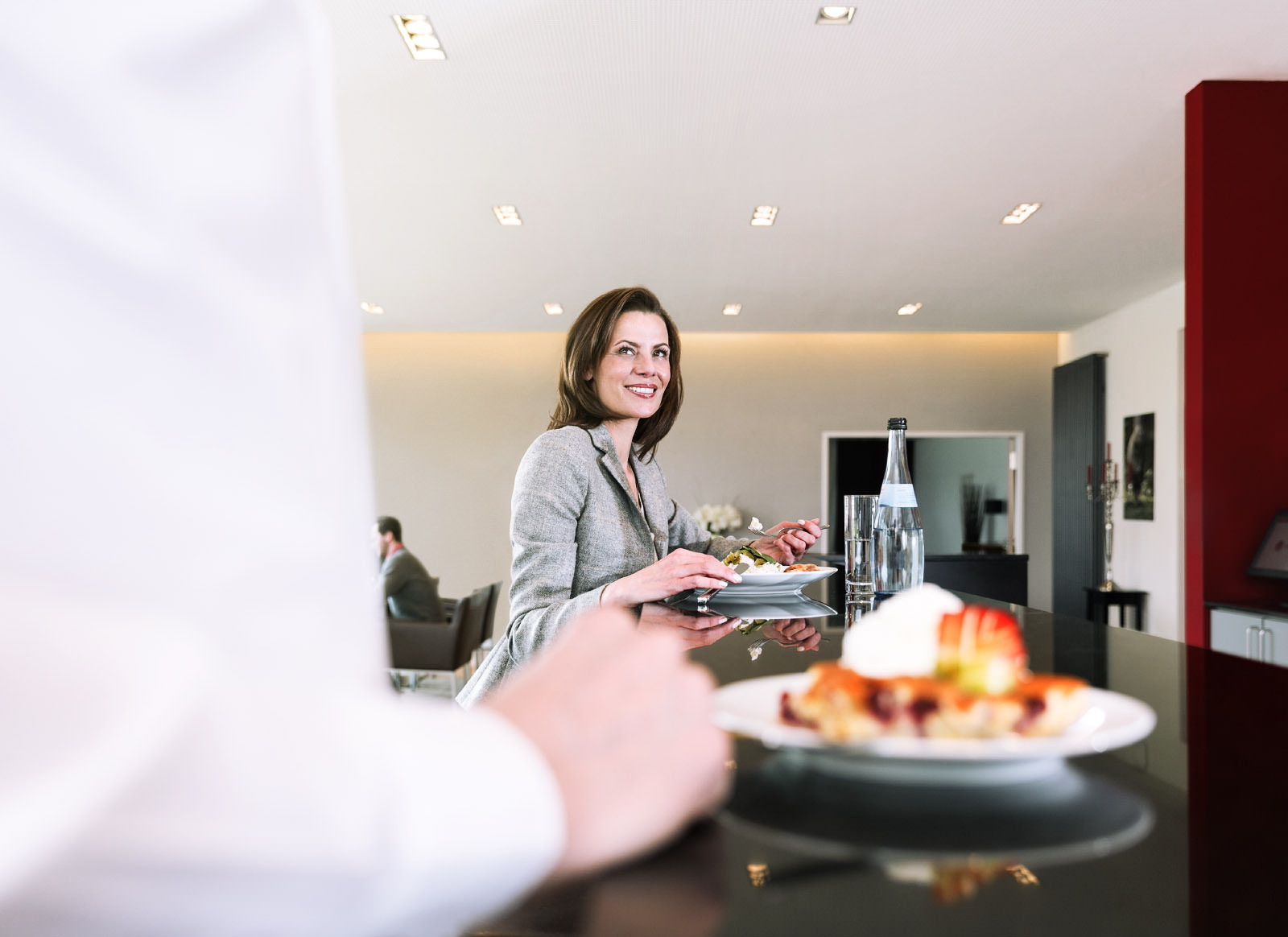 Zwei Personen beim essen im MSZU Restaurant