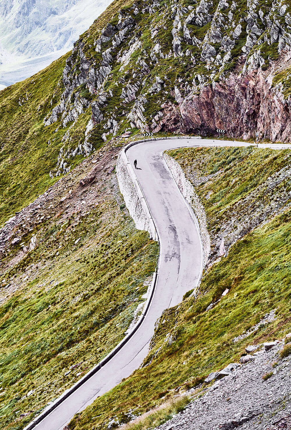 Ein einsamer Fahrer am Timmelsjoch