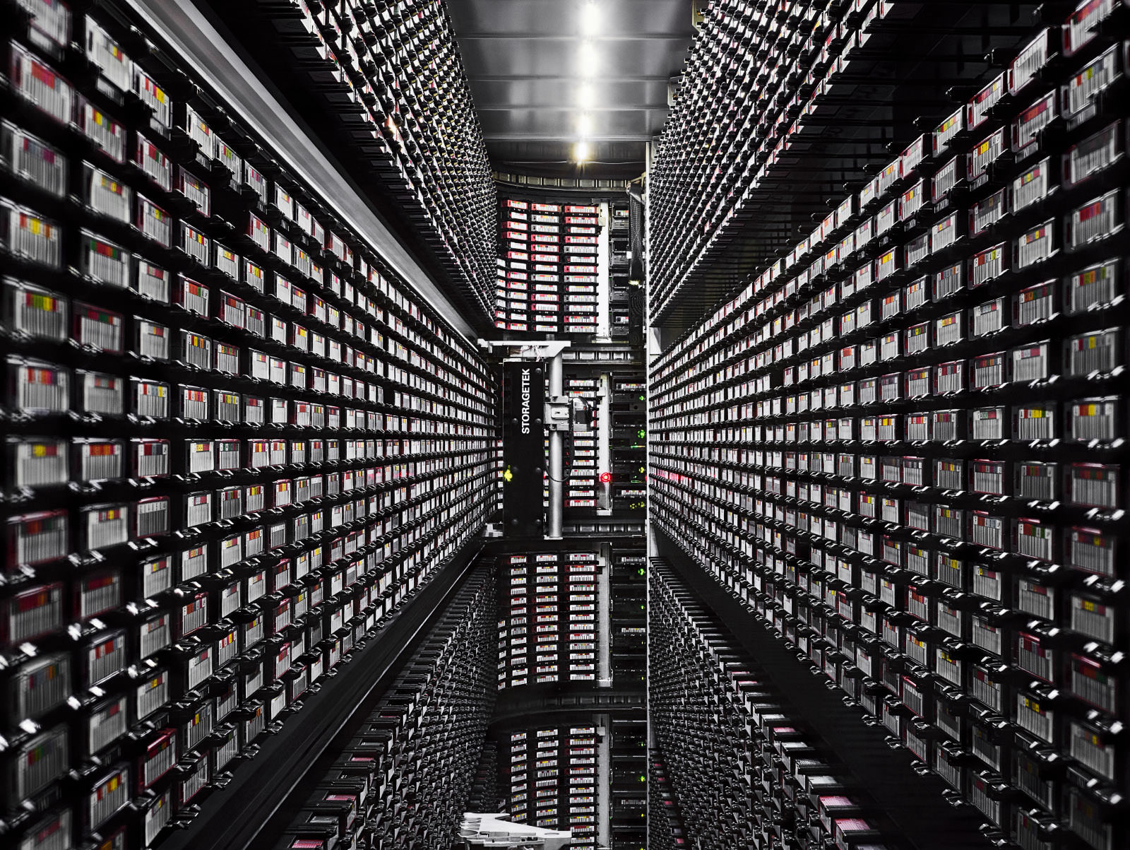 links und rechts sind Festplatten zu sehen die, die automatisiert bewegt werden.