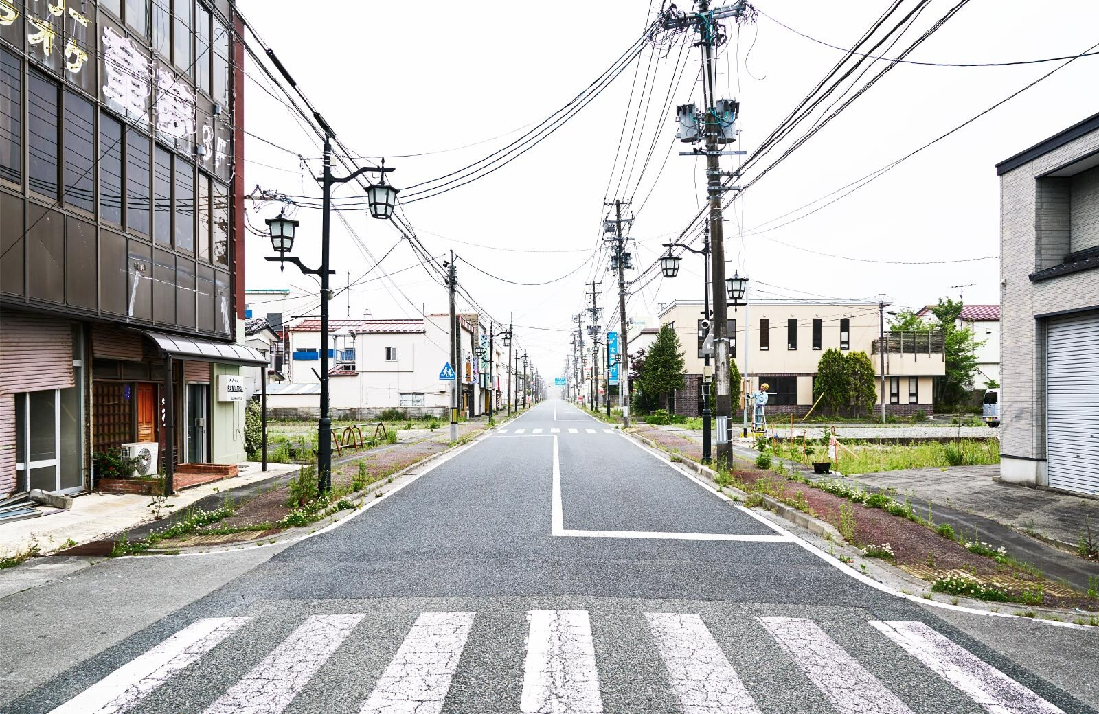 Eine leere, vom Tsunami und Fallout geschädigte Stadt in Fukushima