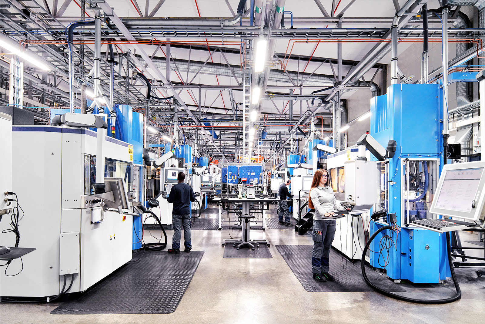 Weitwinkel Aufnahme einer Industrieanlage bei SECO in Schweden. Menschen bei der Arbeit.