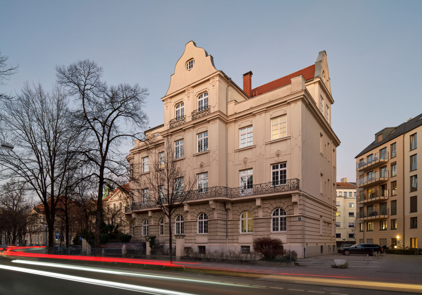 Fotografie einer Stadtvilla in der blauen Stunde