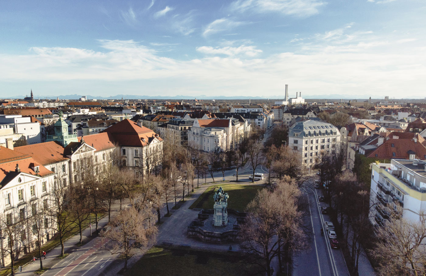 Kaiser-Ludwig-Platz in München mit Villa im Hintergrund