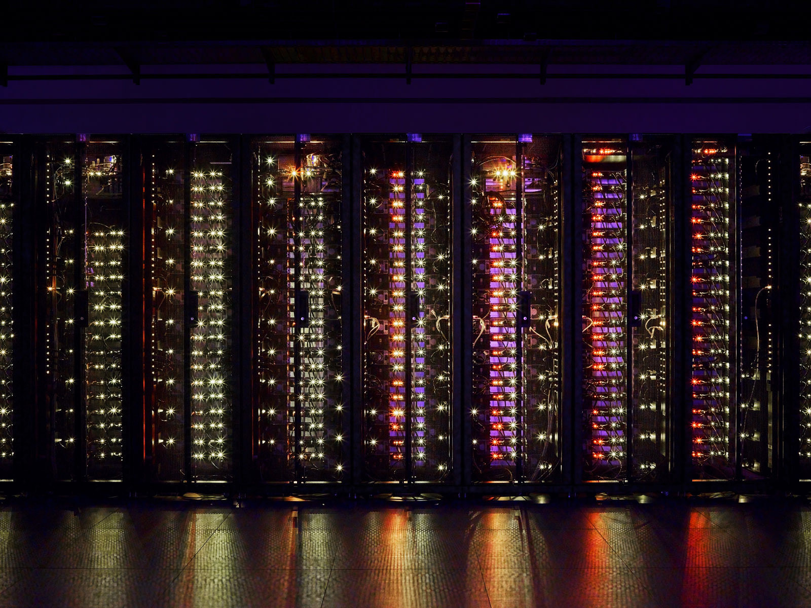 Aufnahme eines Serverschranks bei ausgeschaltetem Licht - wirkt wie die Skyline einer Stadt