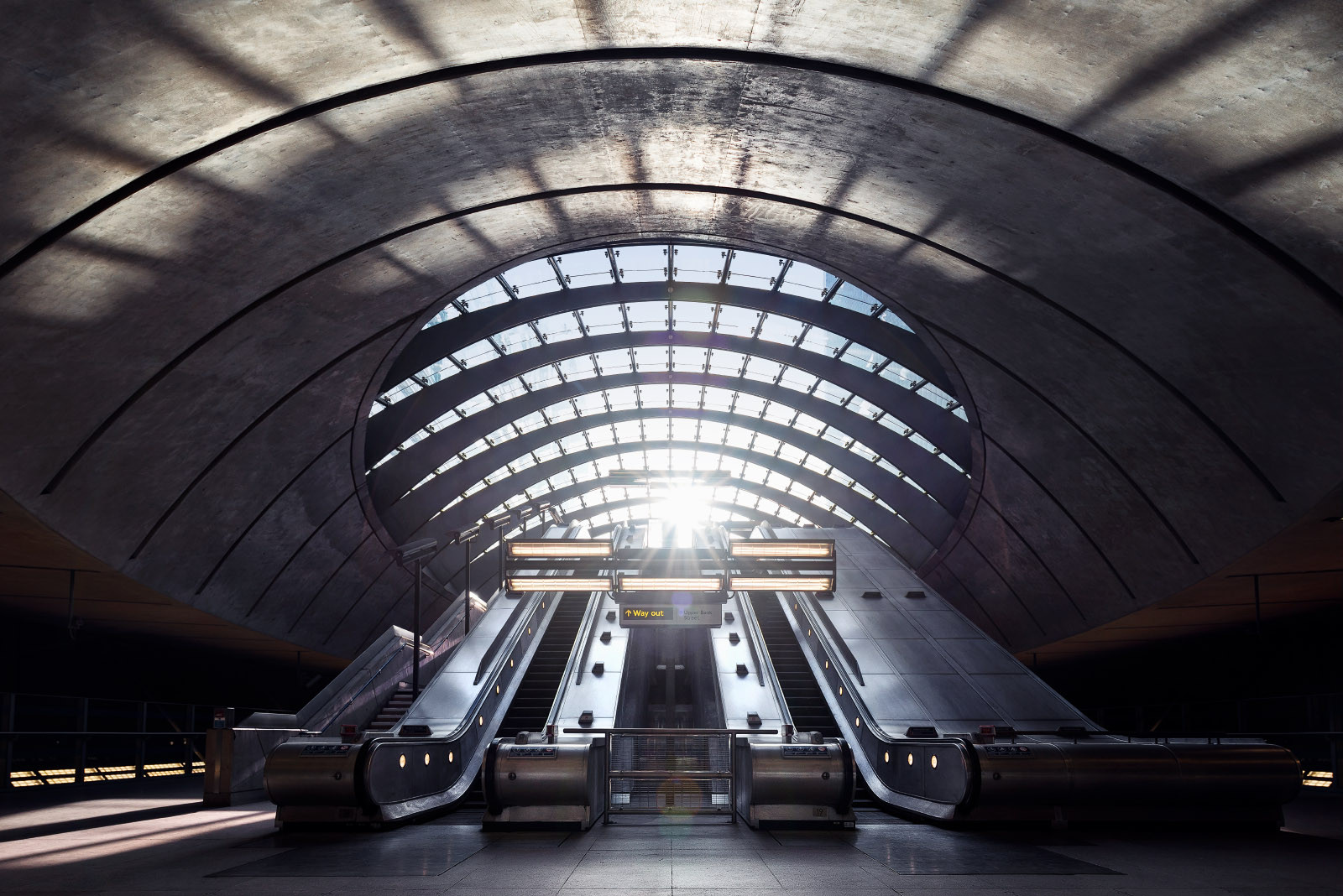 U-Bahn Station in London UK, Die Sonne bricht durch das Dach