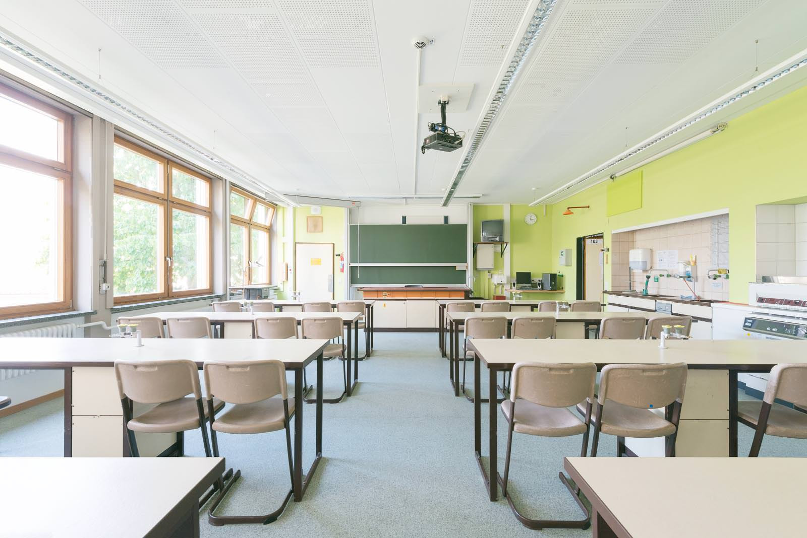 Klassenzimmer mit grüner Wand und Projektor