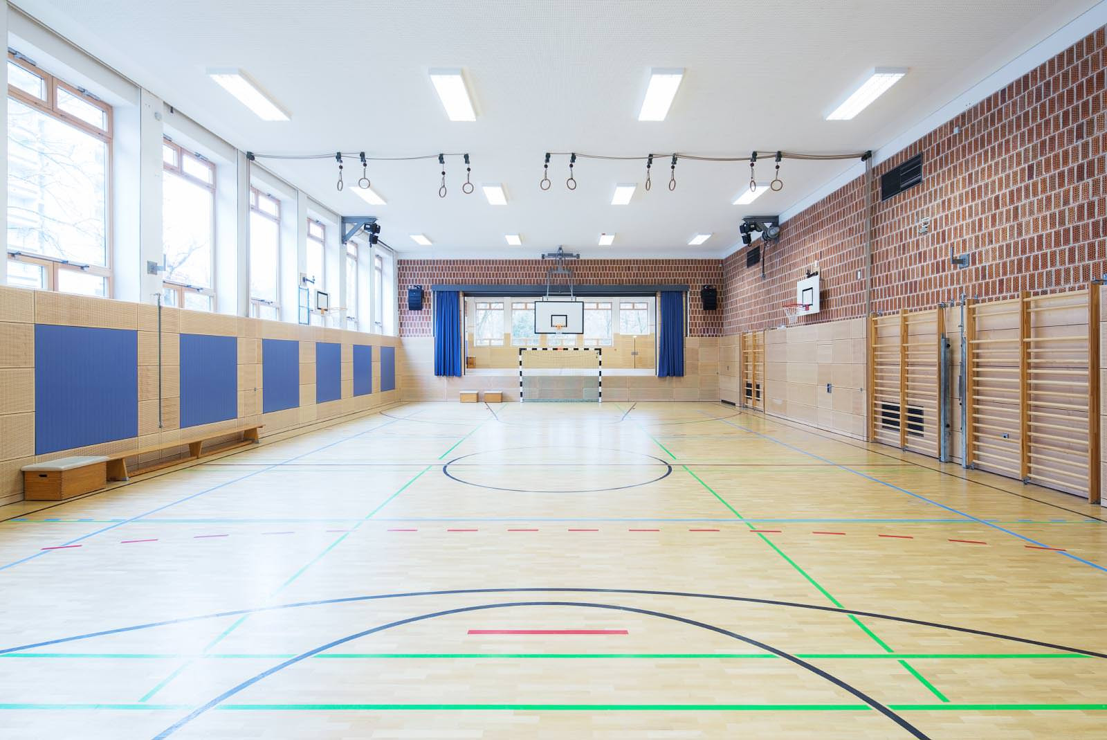 Weitwinkel Zentralperspektive Sporthalle einer Schule