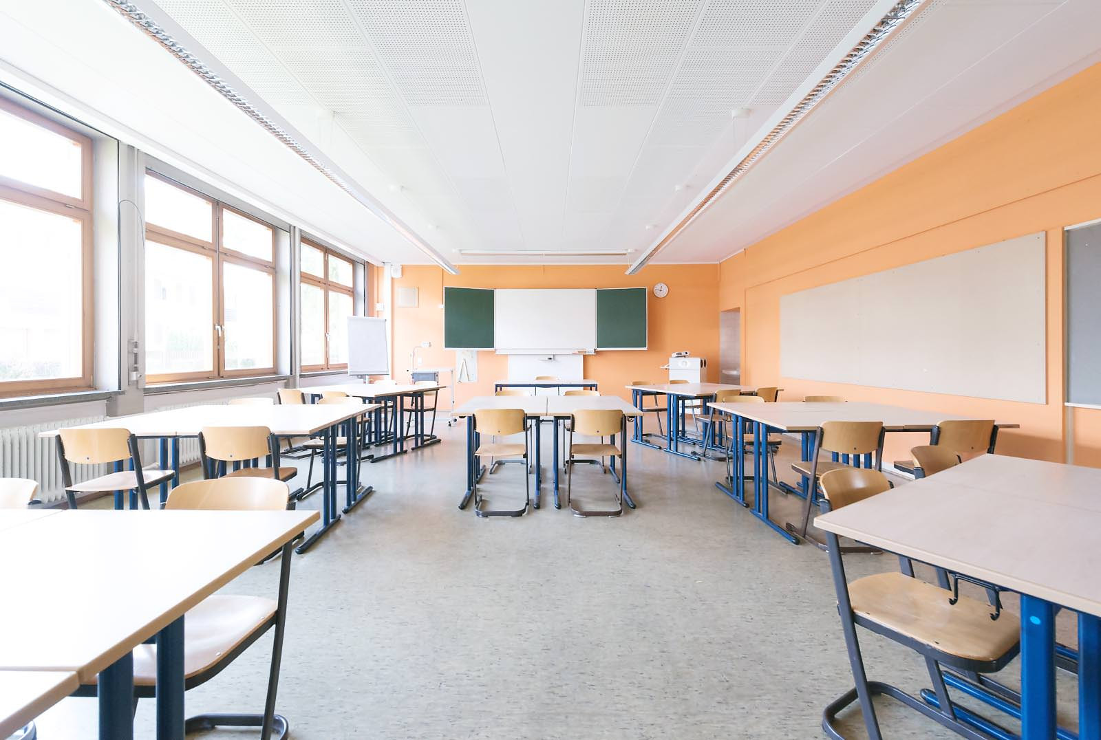 Klassenzimmer mit oranger Wand