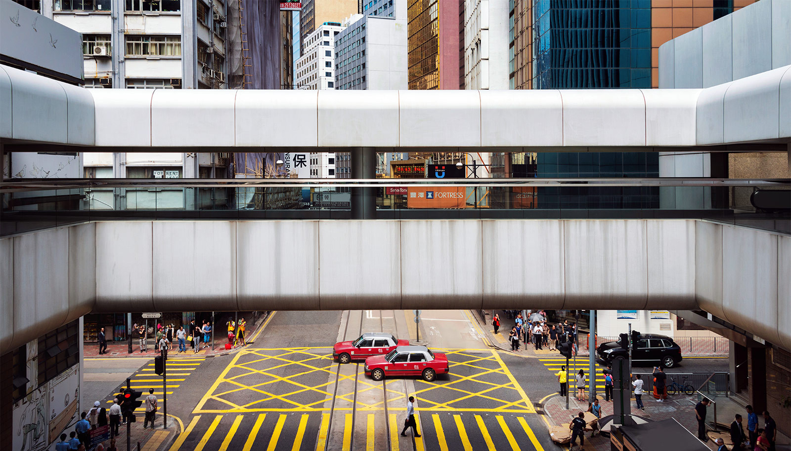 Zwei rote Taxis auf einer Kreuzung in Hong Kong