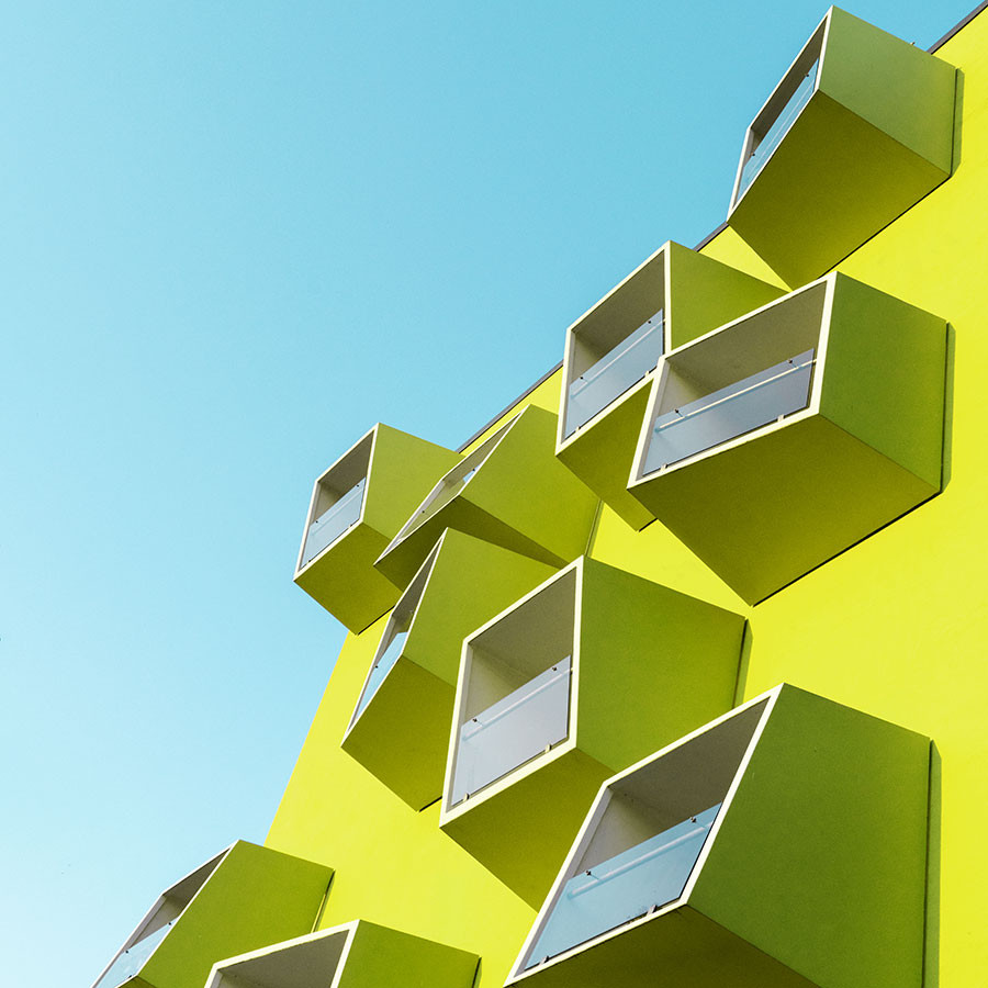 Gelbes Gebäude mit künstlerisch Installierten Balkonen in Kopenhagen
