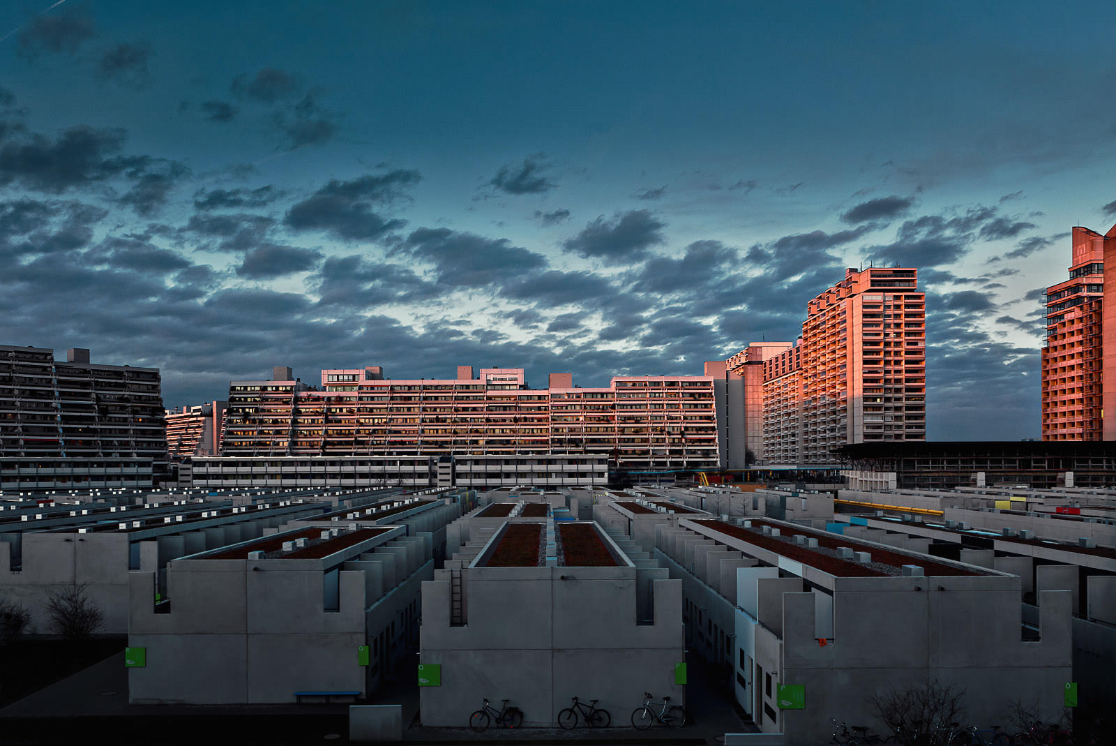 Übersicht über das Olympische Dorf bei Sonnenuntergang