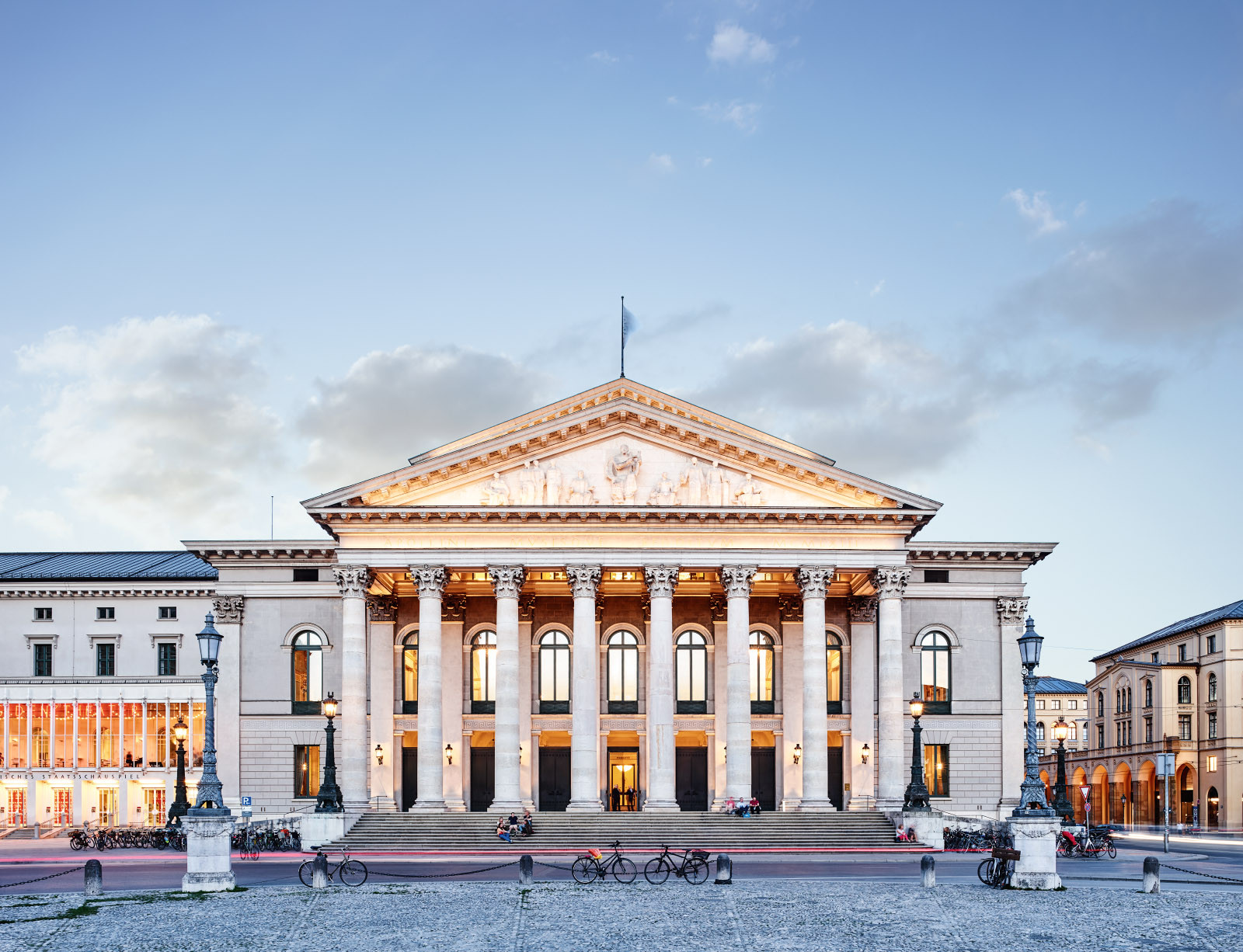 Blick auf die Oper kurz nach Sonnenuntergang