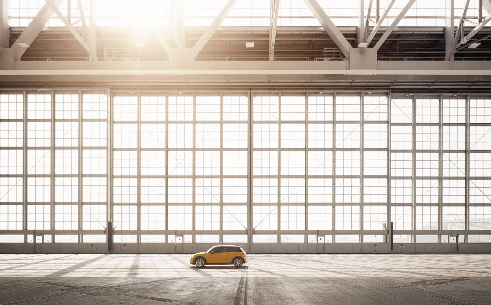 Mini in einem Hangar am Flughafen München