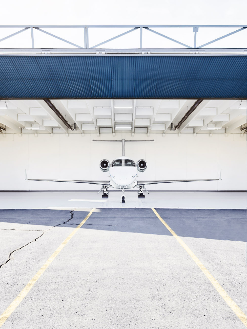 Blick Richtung Hangar und auf das Flugzeug