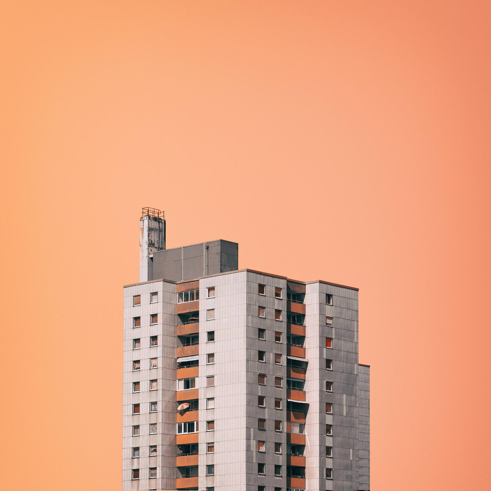 Wohnhaus vor Orangenem Hintergrund