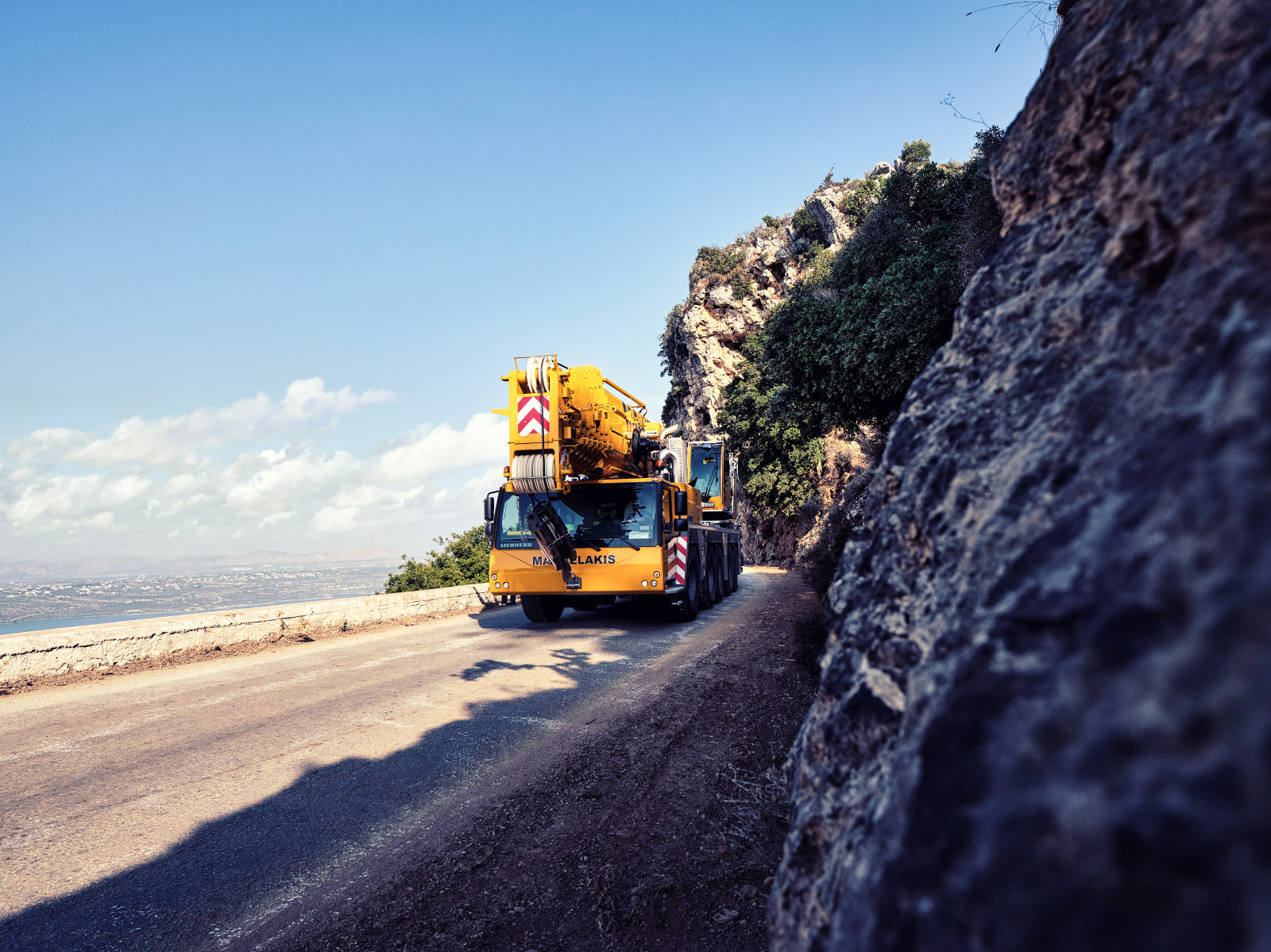 Liebherr Krahn fährt eine Straße auf Kreta entlang