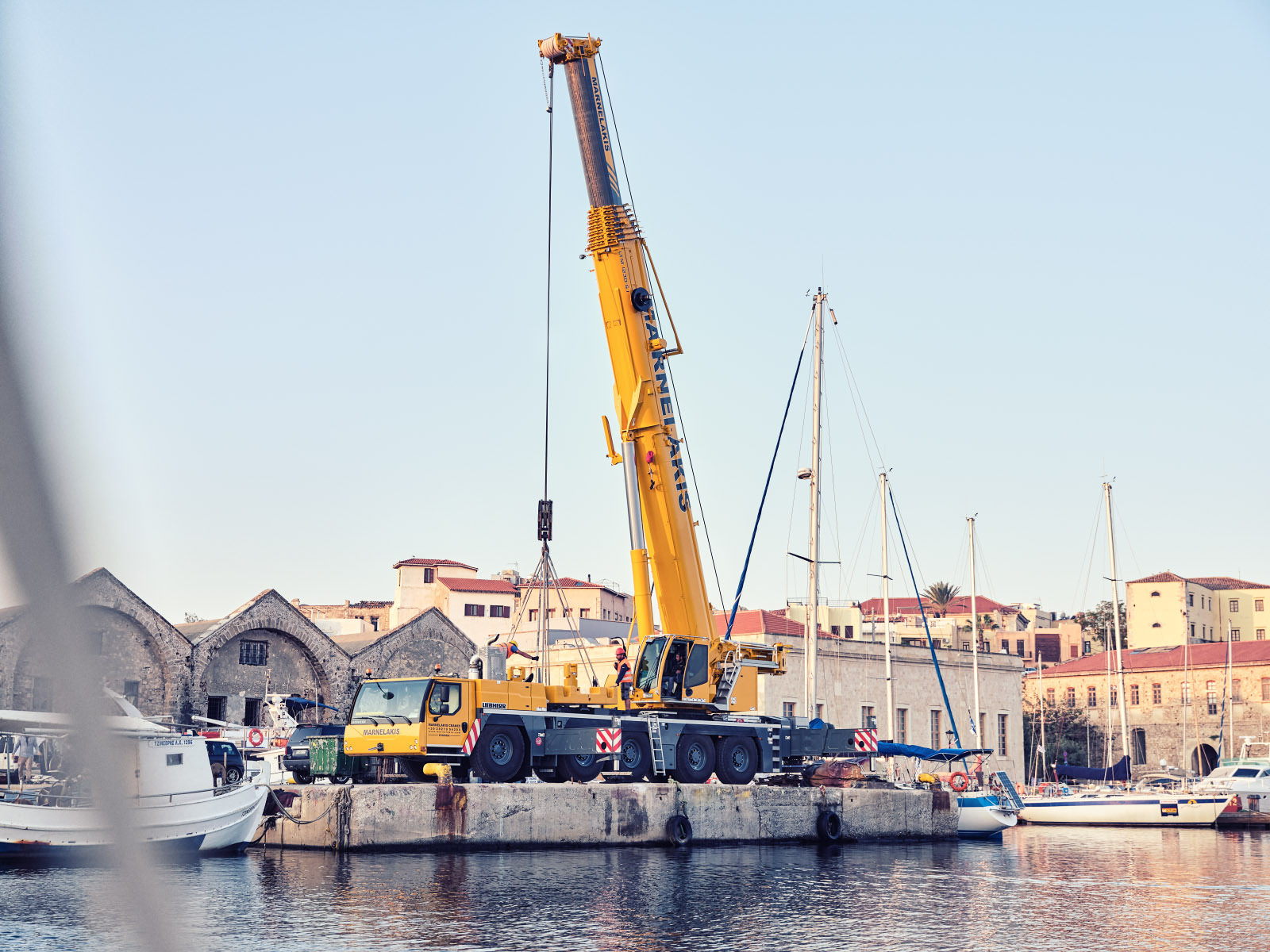 Der Liebherr Krahn im Hafen der Stadt, bereit ein Boot aus dem Wasser zu heben