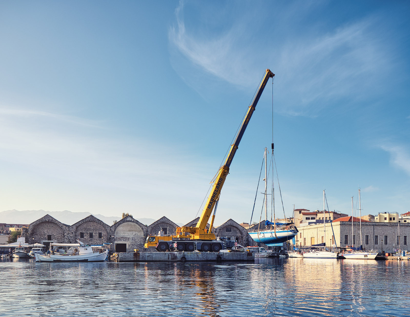 Liebherr Krahn im Einsatz am Hafen, beim umsetzen eines Boots