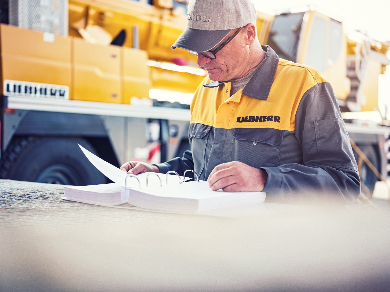 Ein Liebherr Mitarbeiter liest das Service Manual des Krahns