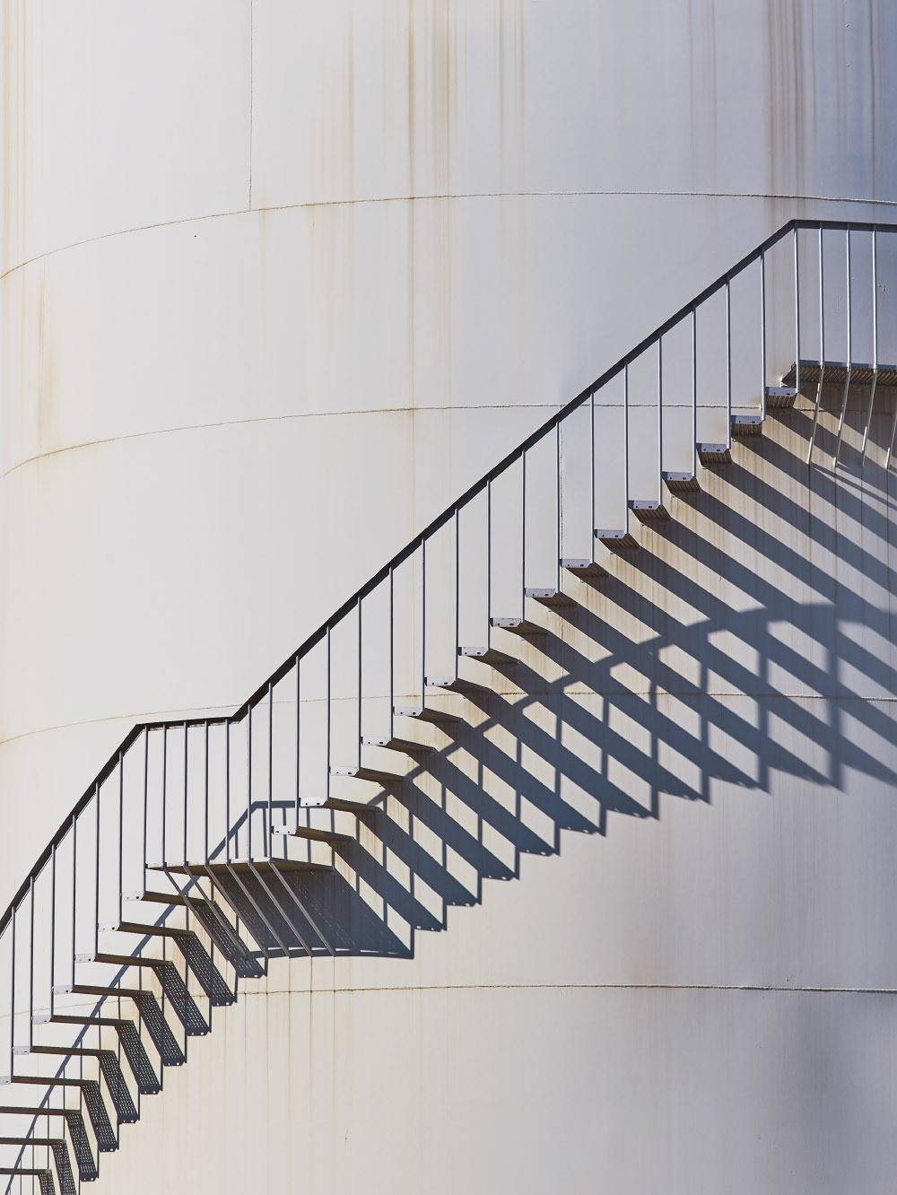 Spannender Schattenwurf einer Treppe in einem Industriegebiet