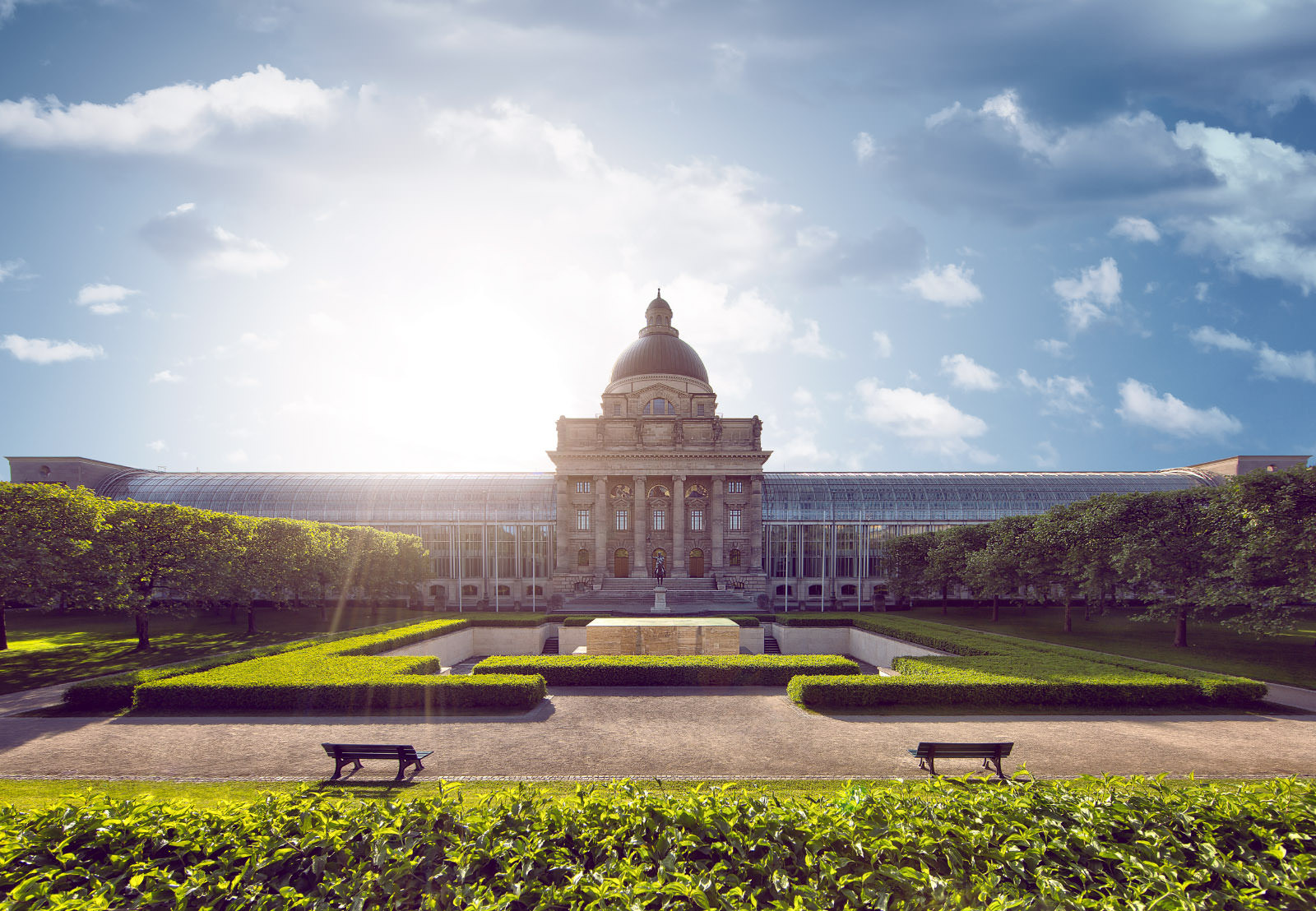 Blick über den Hofgarten hin weg auf die Bay. Staatskanzlei