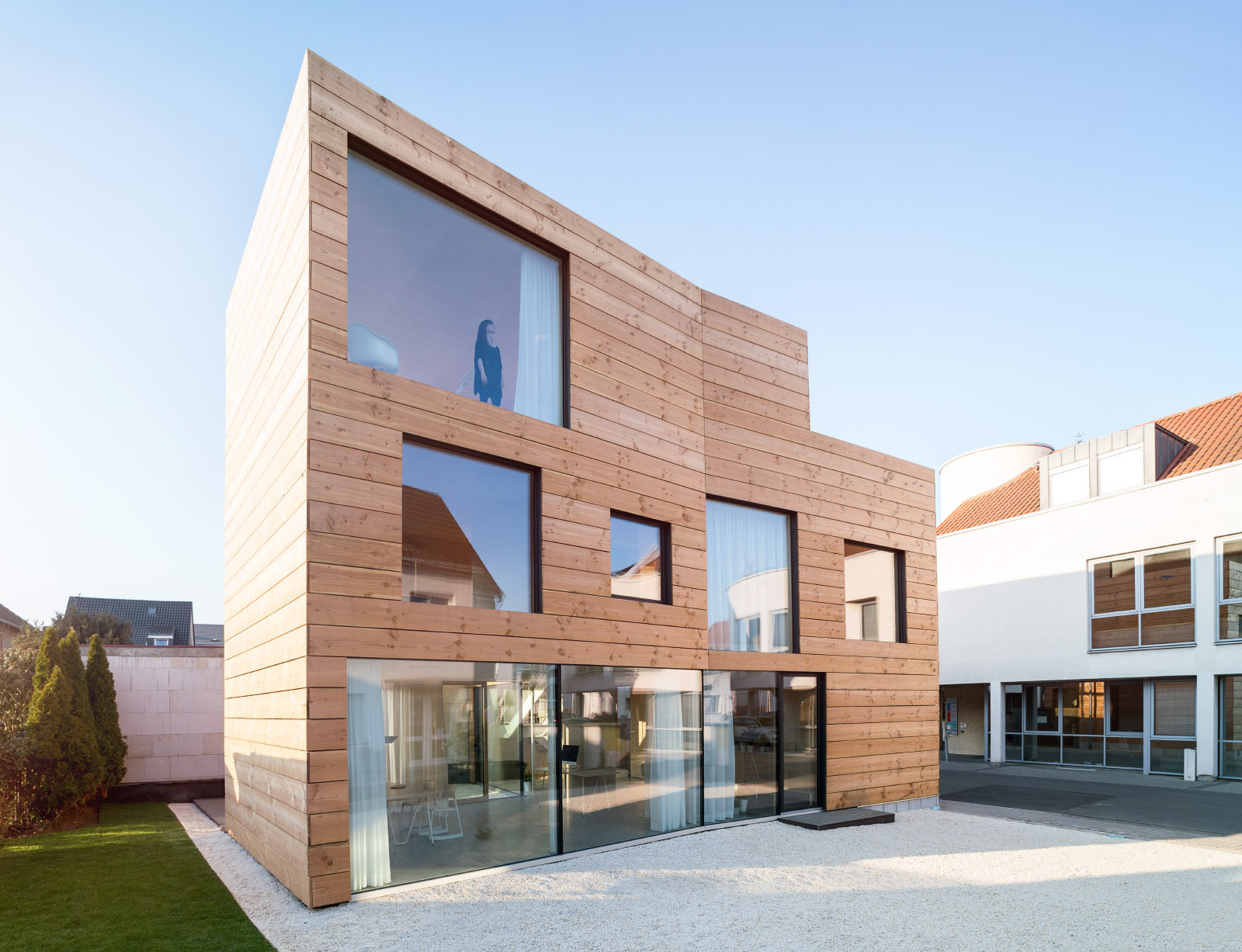 Außenansicht des Gebäudes mit Architektin blick Richtung Himmel