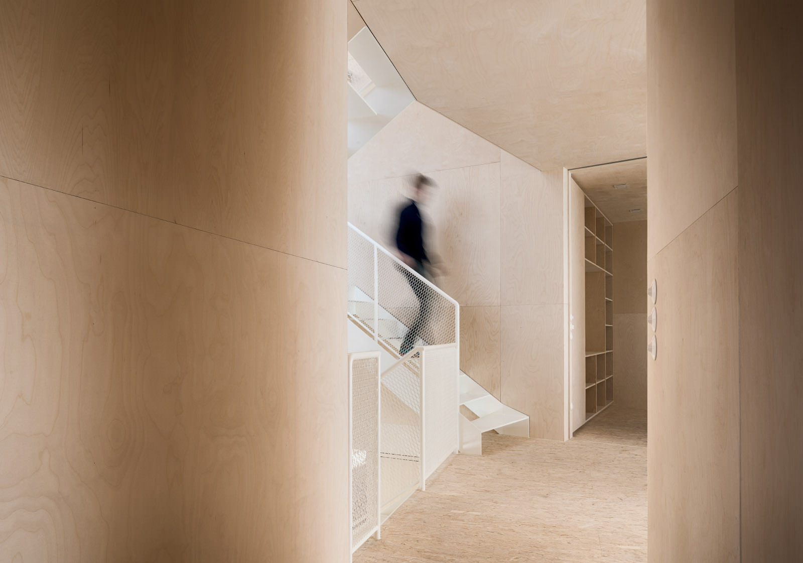 Blick Richtung Treppe mit Person die gerade hinunter geht