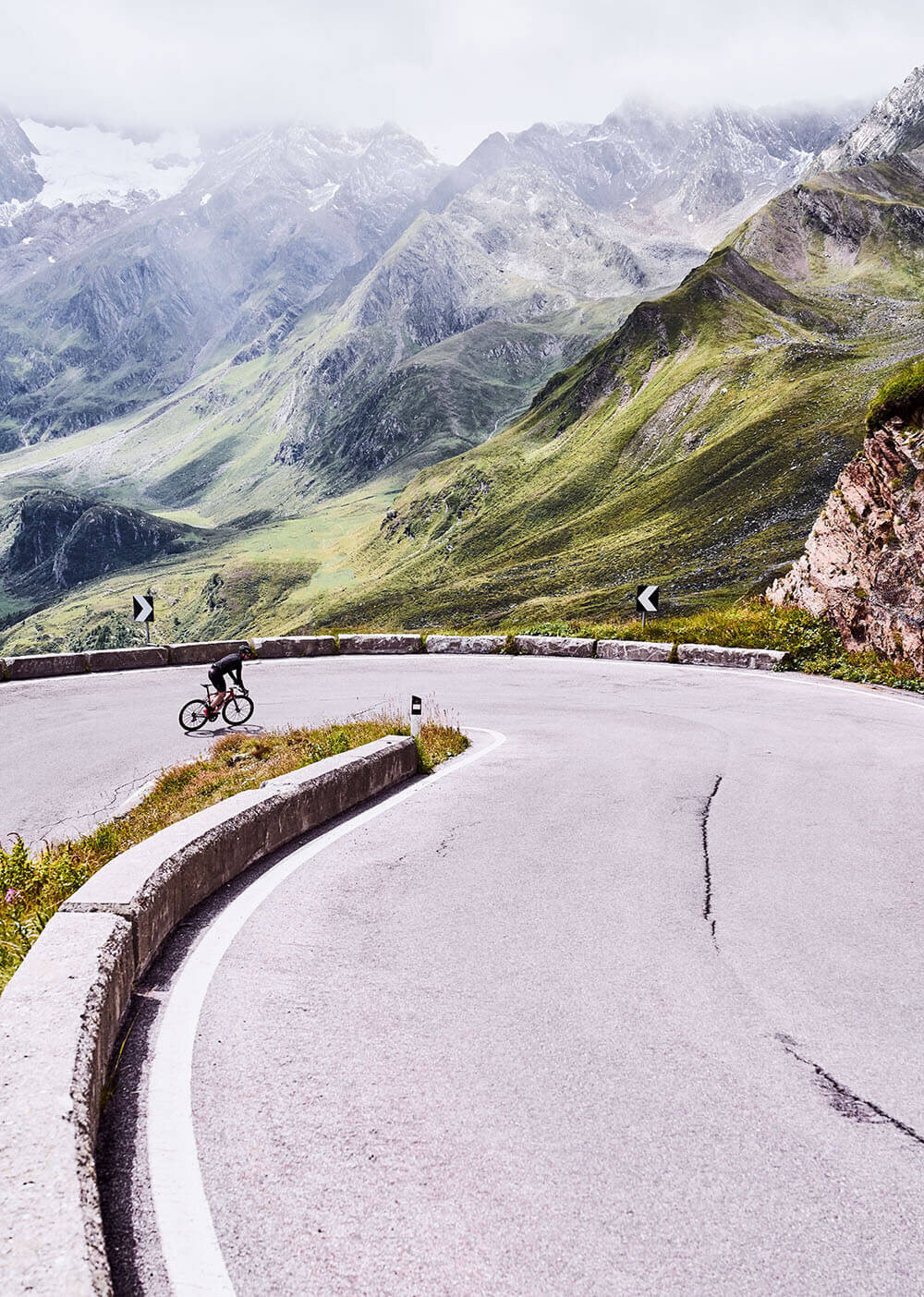 Rider fährt eine Passstraße auf dem Timmelsjoch hinauf