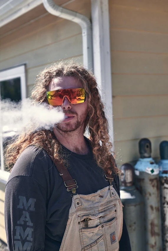 Bilder eines Cannabis Farmers, der Gerade an einer Zigarette gezogen hat