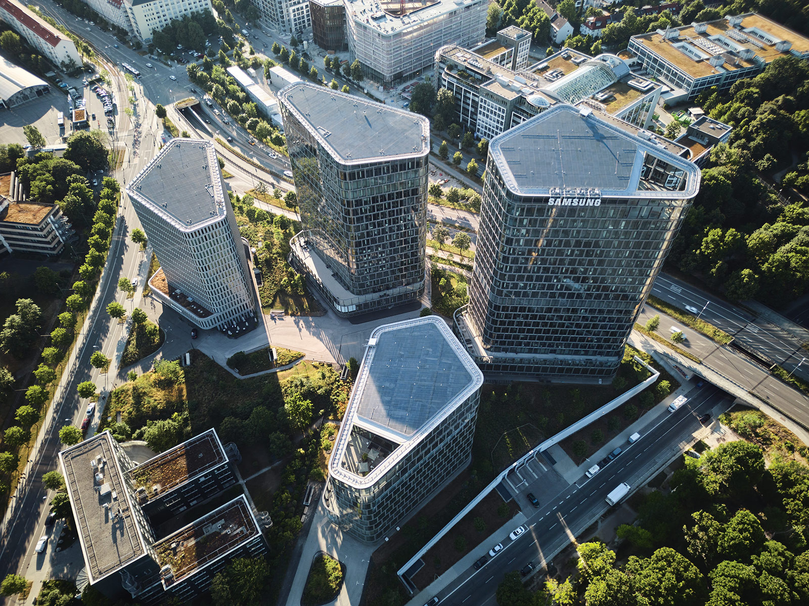 Seitliche Luftbildaufnahme auf die Bavaria Towers hin