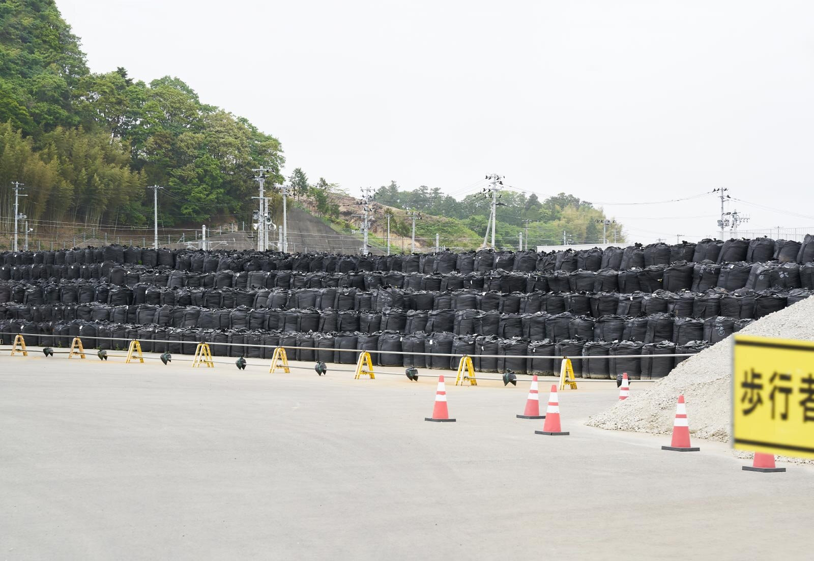 Sammelstation für radioaktives Erdreich nahe des Kraftwerks in Fukushima