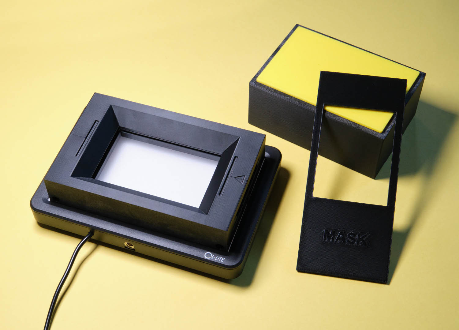 Fotografie des Scanners mit der CS-LITE Lichtquelle und der Staubabdeckung