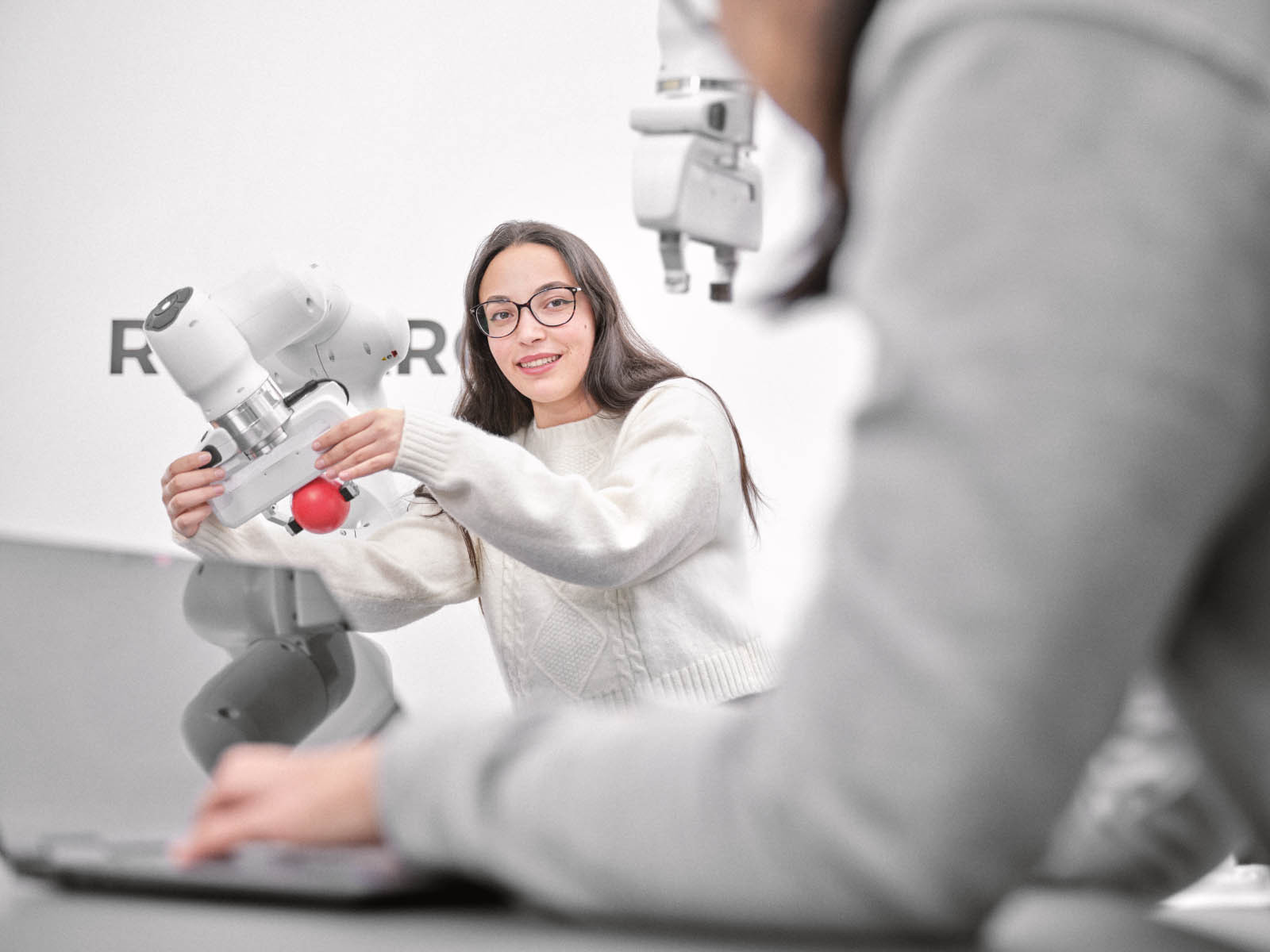 Zwei Frauen im Dialog während der Arbeit mit einem Frank Roboter