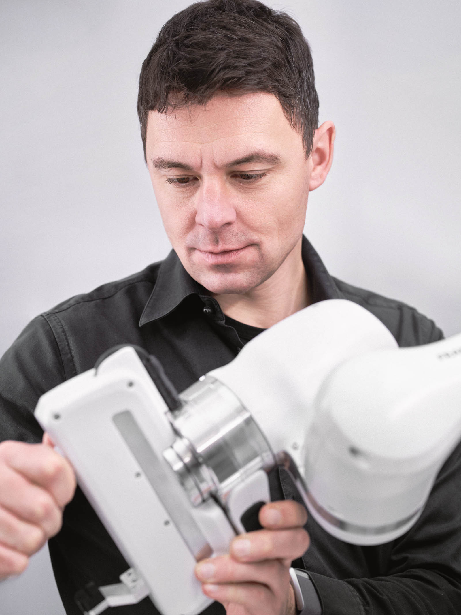 franka-robotics-mann-arbeitet-mit-roboter-nick-frank.jpg