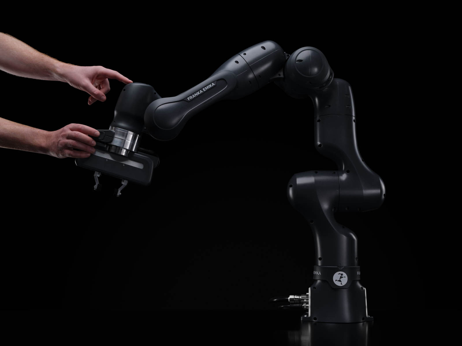 Ganze ansicht des Roboters mit einer Person auf der linken Seite, die den Kopf mit den Knöpfen bedient