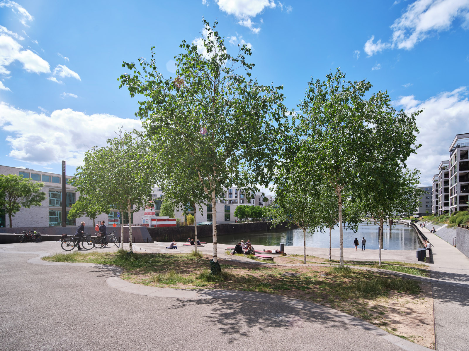 Neubau Wohnviertel nähe Frankfurt, Menschen entspannen am Flussufer